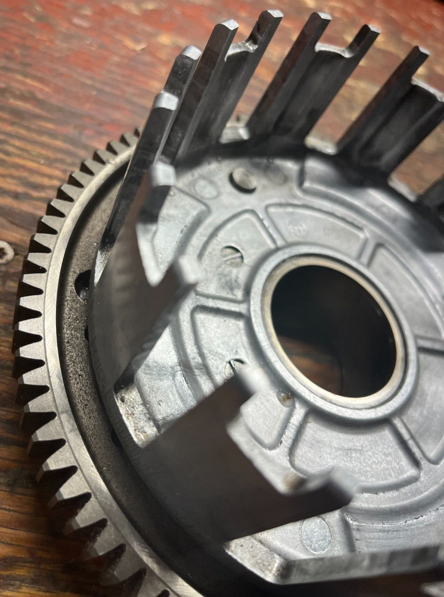 専用 42 2005-2006 Kawasaki ZX600 ZX6RR ZX636R ZX6R Clutch Housing 13095