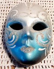 Maschera in ceramica. Adatta come trofeo di Carnevale. Appendibile decorata