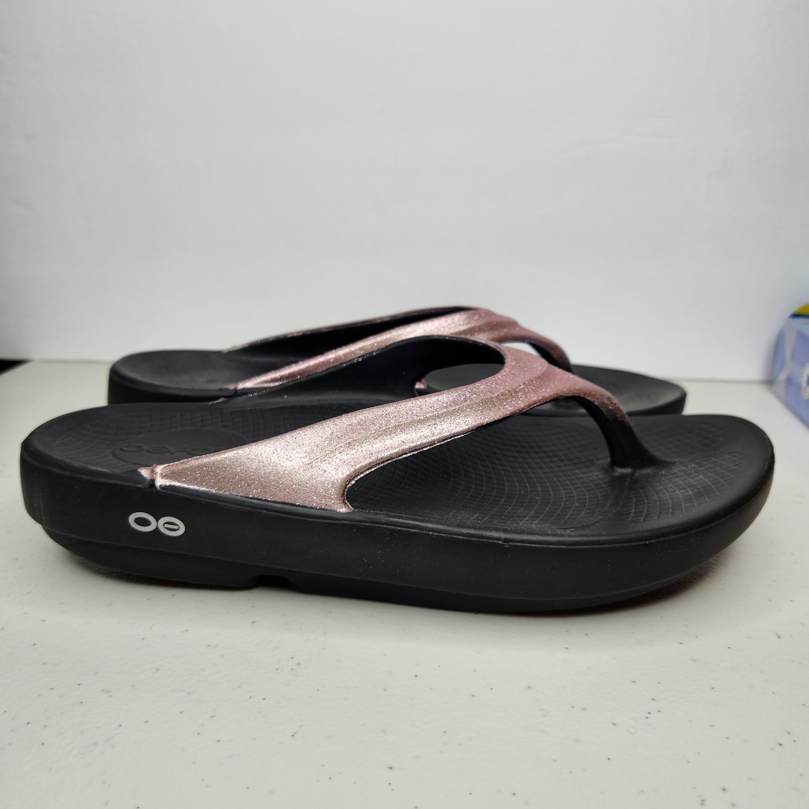 OOfos Women's OOlala Luxe Sandals Flip Flops Thong, Black Metallic Pink 9