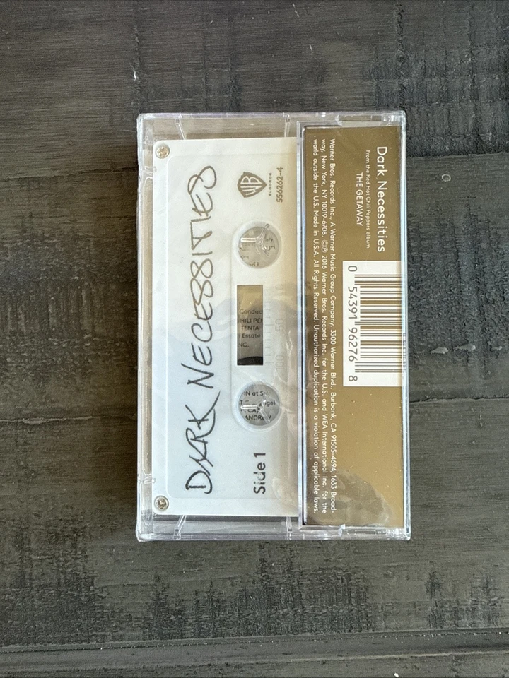 2016 Red Hot Chili Peppers Dark Necessities Cassette Tape Foto 3 de 4