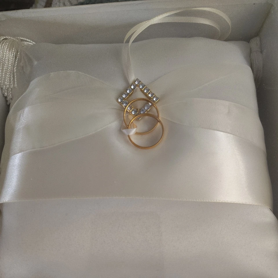 全新带盒 Lillian 玫瑰戒指枕头 — 第 2/4 张图片