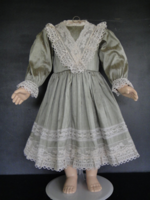 ROBE de poupée 62-64 cm en soie vert Pour poupée ancienne ROBE de poupée 62-64 cm en soie vert Pour poupée ancienne