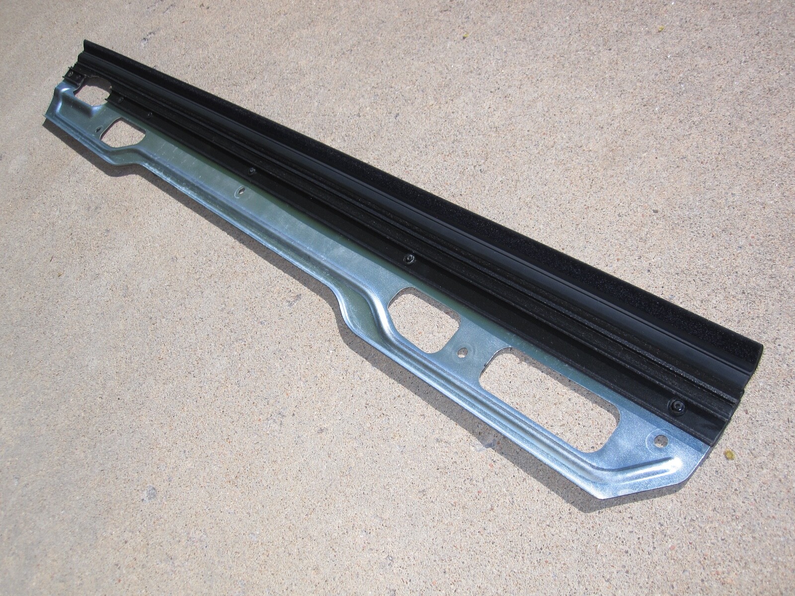 02-2010 LAMBORGHINI MURCIELAGO DRIVERS DOOR GLASS LT BELT MOLDING DEFLUXION SEAL