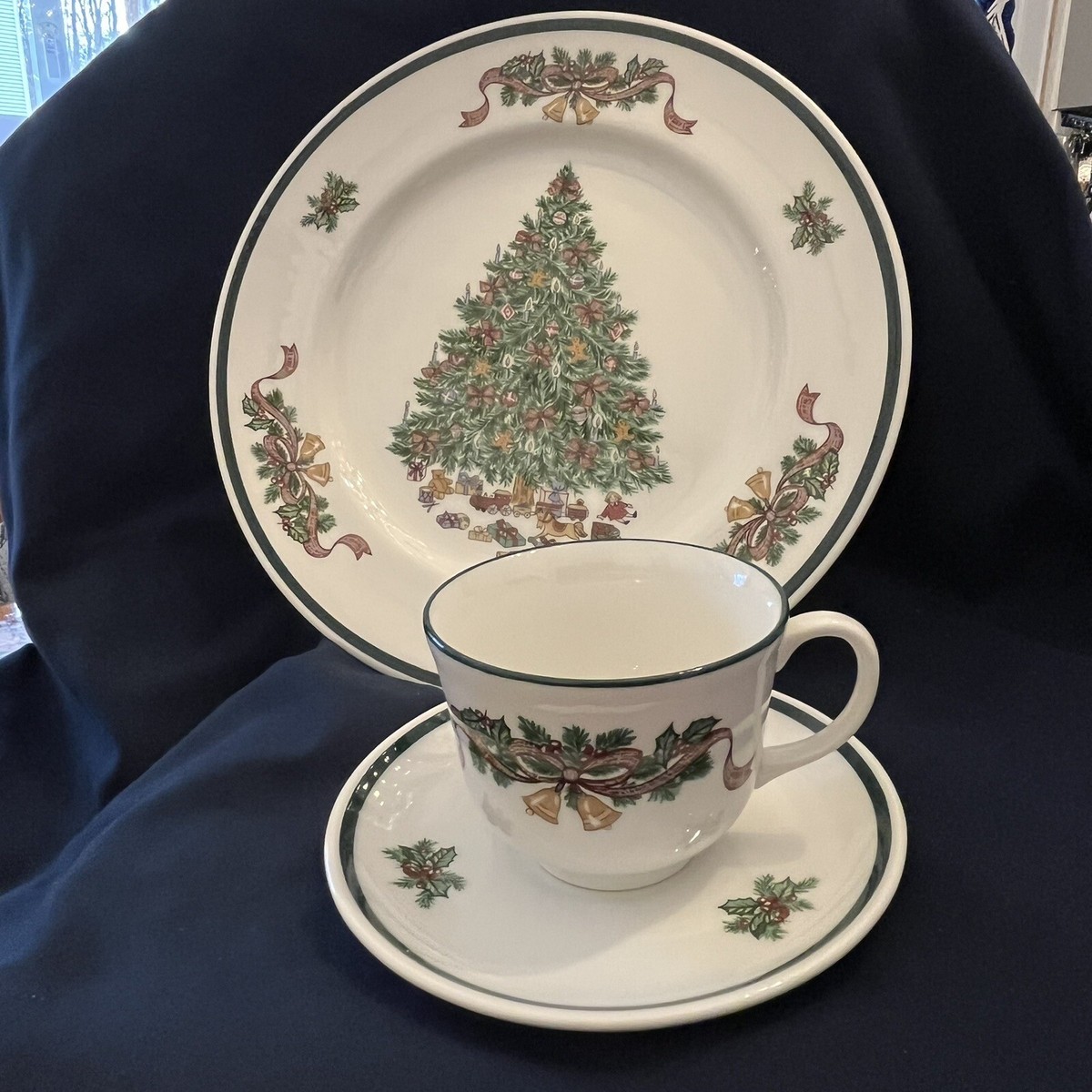 Johnson Bros Victorian Christmas Dinner Plate, Cup & Saucer Set