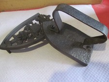 outils anciens fer a repasser avec socle et initiale