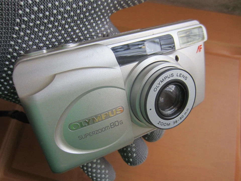 Cámara fotográfica Olympus Superzoom 80G 35 mm apuntar y disparar plateada probada Foto 3 de 4
