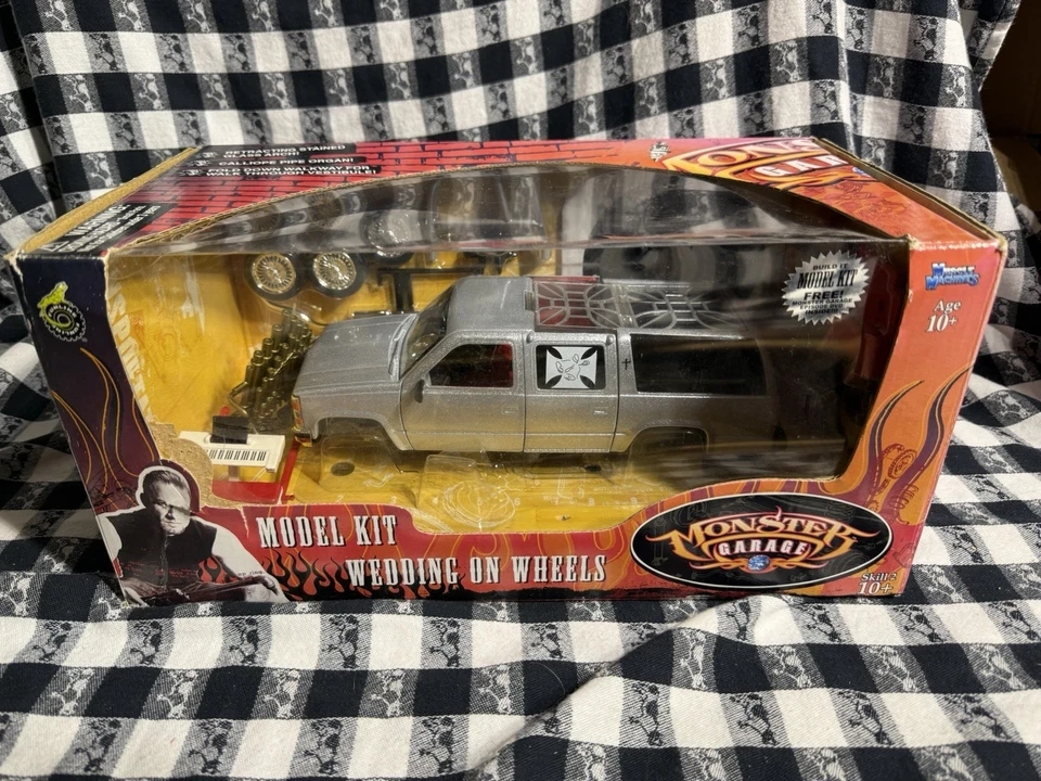 Monster Garage BODA SOBRE RUEDAS Kit Modelo Diecast Escala 1:24 de 2004 con DVD Foto 3 de 4