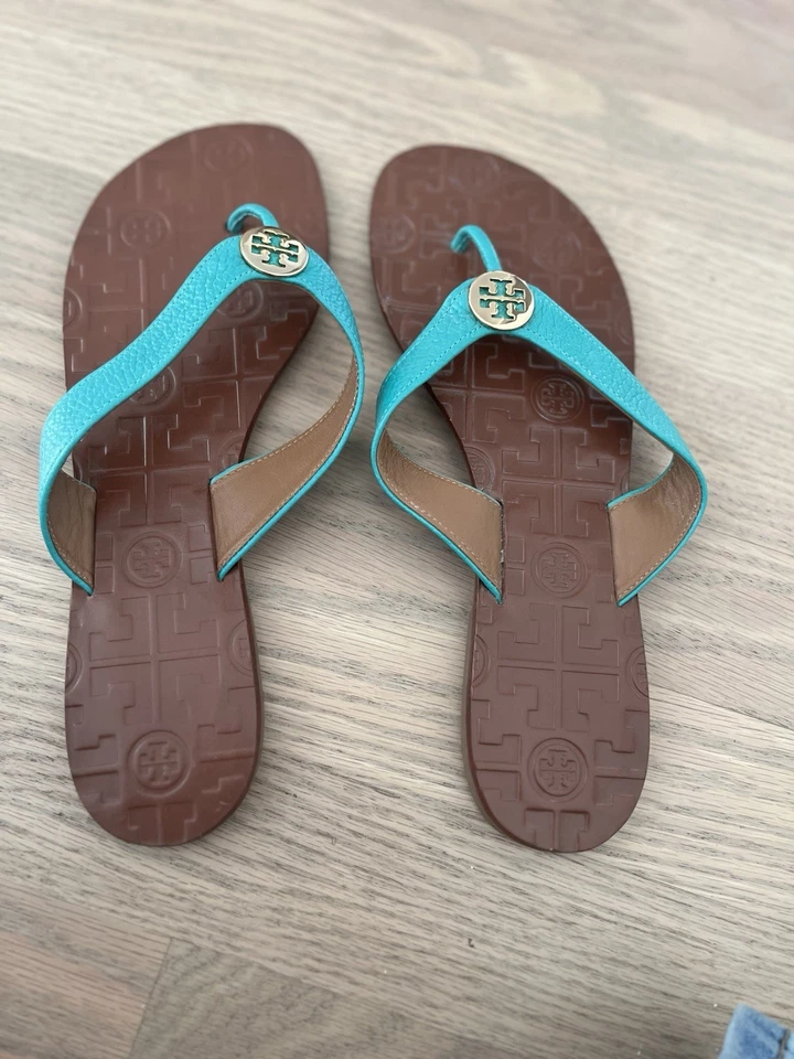 NUEVAS Sandalias de Tanga Planas Tory Burch Teal Thora, Para Mujer Talla 8 con Logo Foto 2 de 4
