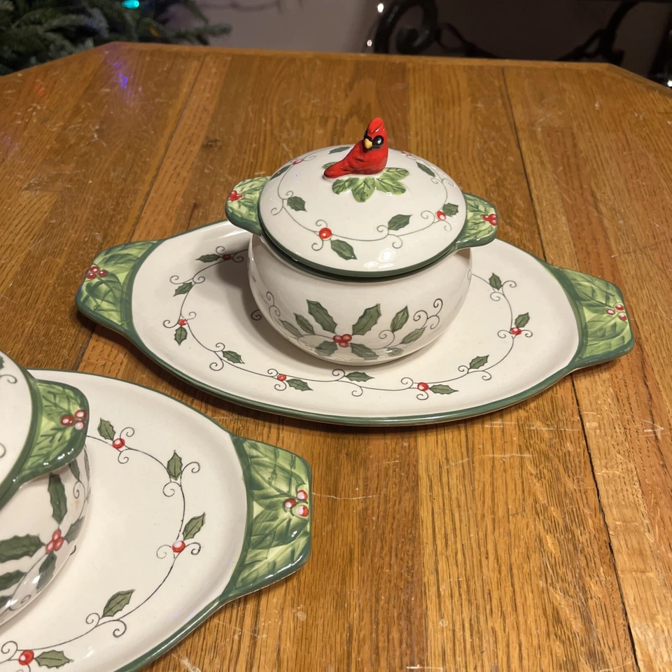 Juego de 2 tazones de sopa y plato de sándwich Temptations by Sara Cardinal Holly Holiday Foto 3 de 4