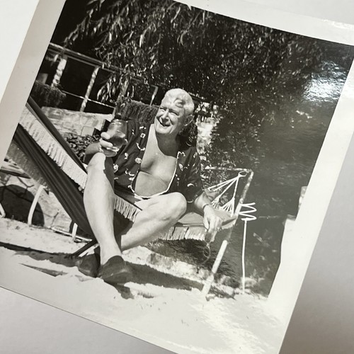 Vintage Snapshot Fotografia Dojrzały mężczyzna Bawiący się zabawą Hamak Napój w ręku - Zdjęcie 4 z 7