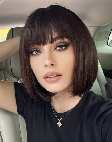 Perruque Femme Grise, Cheveux Lisses Synthétiques Ref EDITH 51 - Moyenne, Raie Libre, Effet Naturel