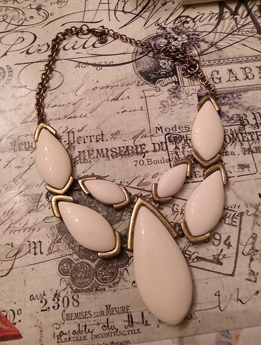 OFF WHITE Collana Premier Designs panna tono oro antico dichiarazione bianco sporco bavaglino acrilico