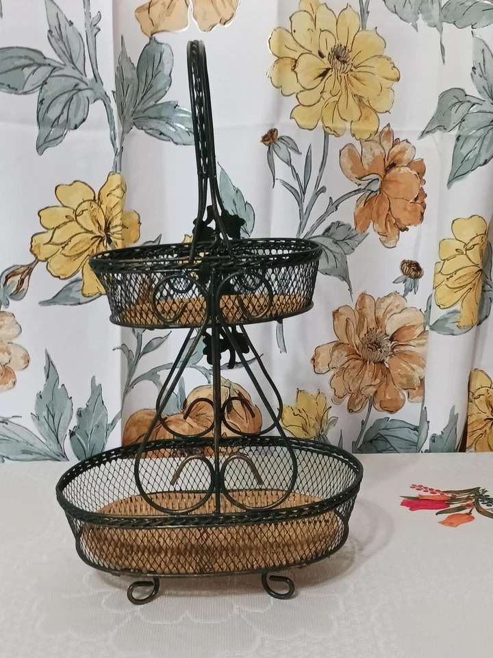 Soporte para cesta de frutas de alambre de metal de 2 niveles con inserciones de mimbre mango de vid verde Foto 4 de 4