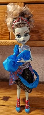 Mattel Monster High Frankie Stein Threadarella Scary Ever After Puppe 2009