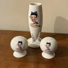 Fiesta Ware White Patriotic Betty Boop Salt & Pepper Shaker Set And Bud Vase HTF