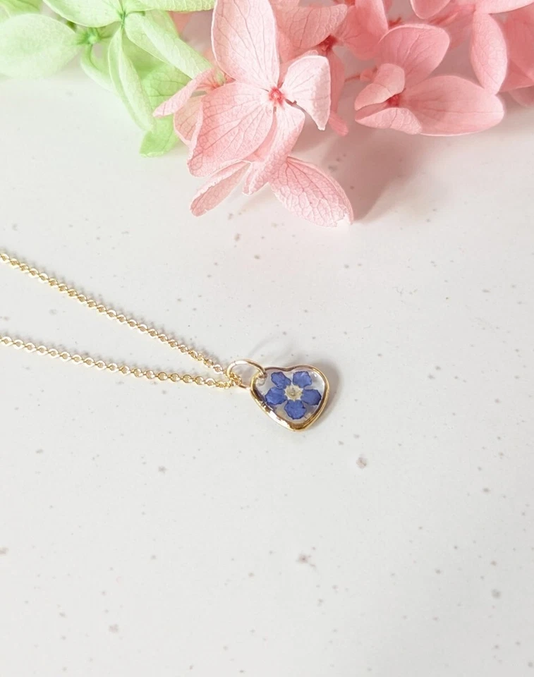 Collar colgante flor prensada hecho a mano relleno de oro de 14k Forget Me Not Resina  Foto 3 de 4