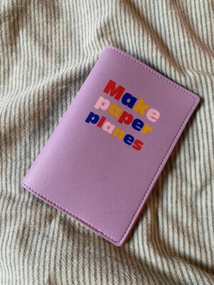''Make paper planes''  Reisepasshülle von MyLittleBox