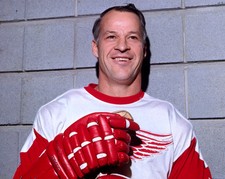 GORDIE HOWE LEGENDARY HOCKEY PLAYER HALL OF FAMER  8X10 PUBLICITY PHOTO (ZY-196)