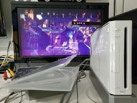 Nintendo Wii White Console Bundle RVL-001 w/ 1 Wii mote & 3 Games TESTED