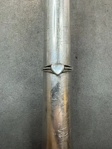 1.7g VTG Sterling Silver 925 Mother Of Pearl Heart Ring Size 5.75 Jewelry Lot O