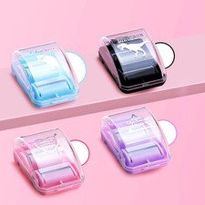 Aspirapolvere domestico compatto progettato per rimuovere facilmente detriti dalle superfici