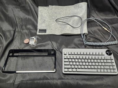 Azio Tera 75 Mechanical Keyboard 2 Faceplates 3 Knobs Pouch Cable Brown switches