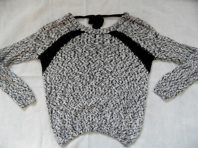 BERSHKA schöner Pullover schwarz weiß meliert mit Band im Nacken