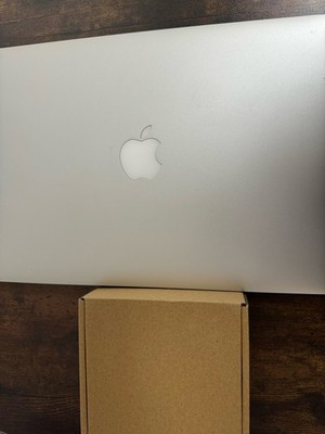 2020 Apple MacBook Air 13.3'' M1 8 Core 3.2GHz 8GB RAM 128GB SSD A2337