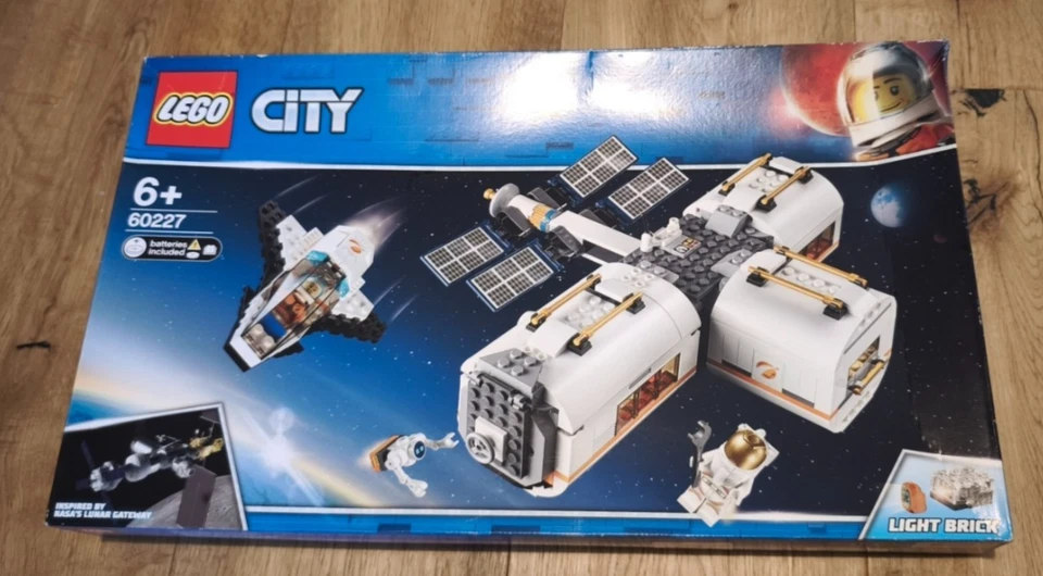 LEGO City 60227 Lunar Space Station, foto 1 di 2