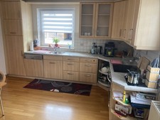 Einbauküche L-Form mit Elektrogeräten und Einbau-Kühlschrank