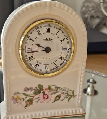 Aynsley Wild Tudor Fine Bone China Kaminuhr Floral römische Ziffern Kuppel