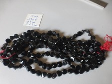 lot 190  ancienne perle en jais de paris verre noir forme pyramide sur fils