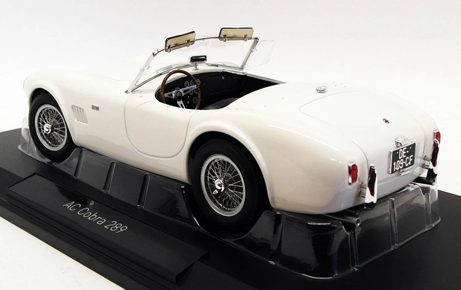 Carro modelo Norev escala 1/18 182752 - 1963 AC Cobra 289 - Branco - Imagem 2 de 4