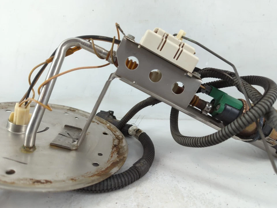 Conjunto de bomba de combustible eléctrica Lincoln Town Car 2003-2004 BH9WZ Foto 2 de 4