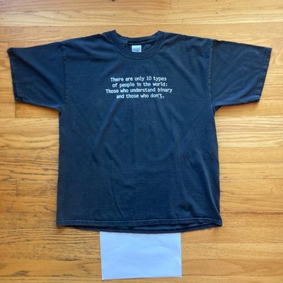 VINTAGE Y2K ''10 TYPES OF PEOPLE'' COMPUTER BINARY JOKE GEEK NERD NOVELTY SHIRT