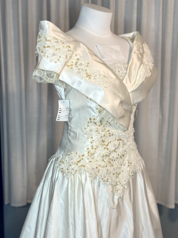 复古 Alfred Angelo 露肩缎面婚礼礼服蕾丝火车-需要维修 — 第 4/4 张图片