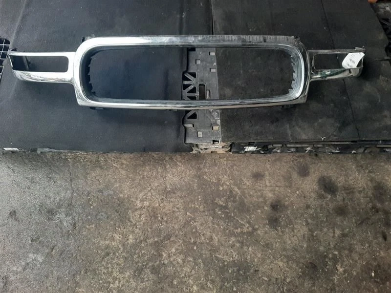 Grille Excluding Denali 00-06 GMC Yukon 15747828 - Image 2 of 4