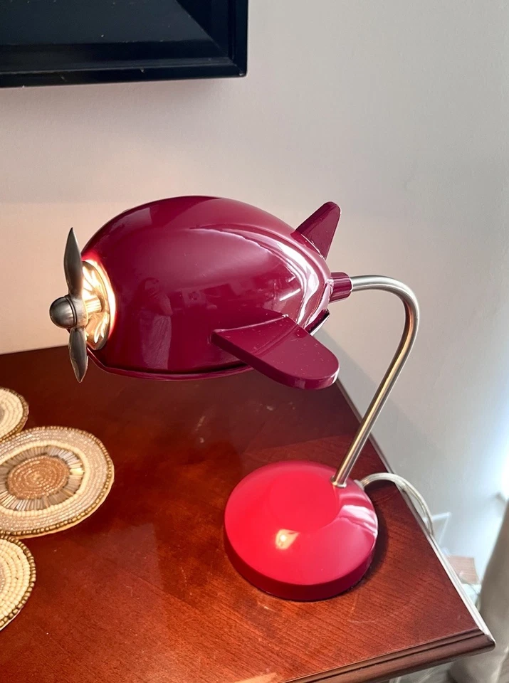 Lámpara de escritorio Pottery Barn Kids roja avión cohete luz nocturna metal pesado Foto 2 de 4