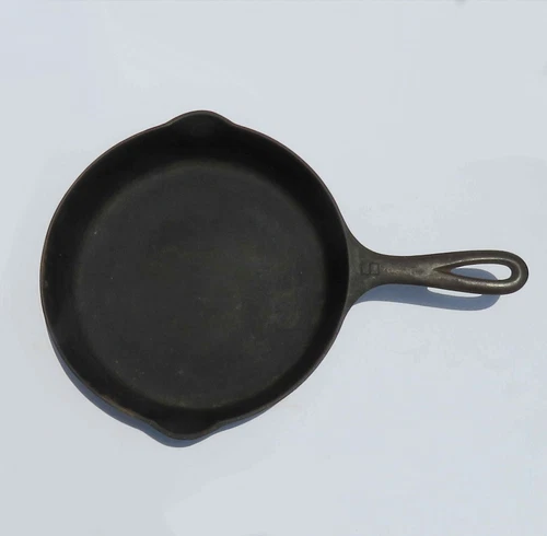 Vintage 9" Griswold #6 Cast Iron Skillet Model 699 Frying Pan, 2 Spouts, used