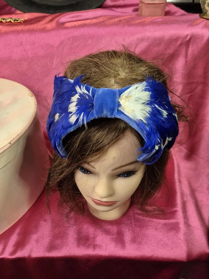 Sombreros vintage - diadema de piel azul, boina de fieltro de piel beige y sombrero pastillero de seda Foto 3 de 4