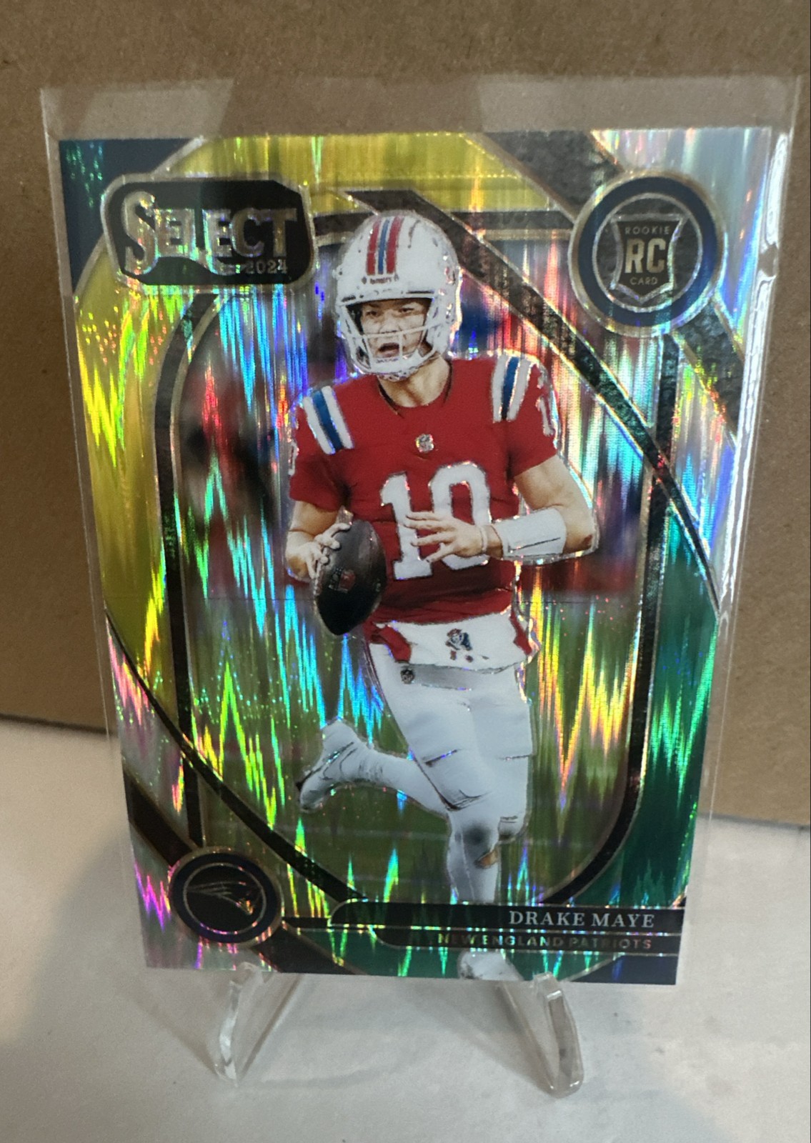 2024 Panini Select - Club Level Drake Maye #218 Green & Yellow Shock Prizm (RC)