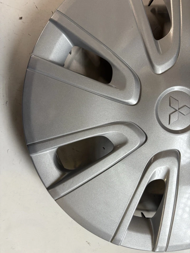 Cubierta de rueda plateada OEM 2014-2015 14" 4252A070 57575 - una/1 Foto 4 de 4