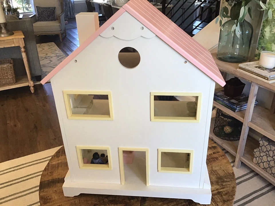 Casa de muñecas Pottery Barn blanca retirada con muebles y familia ***Pastilla nueva Foto 3 de 4