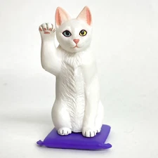 Kaiyodo Capsule Q Museum Mini Figure Beckoning Cat 2 Japanese Cat White Odd-eyed