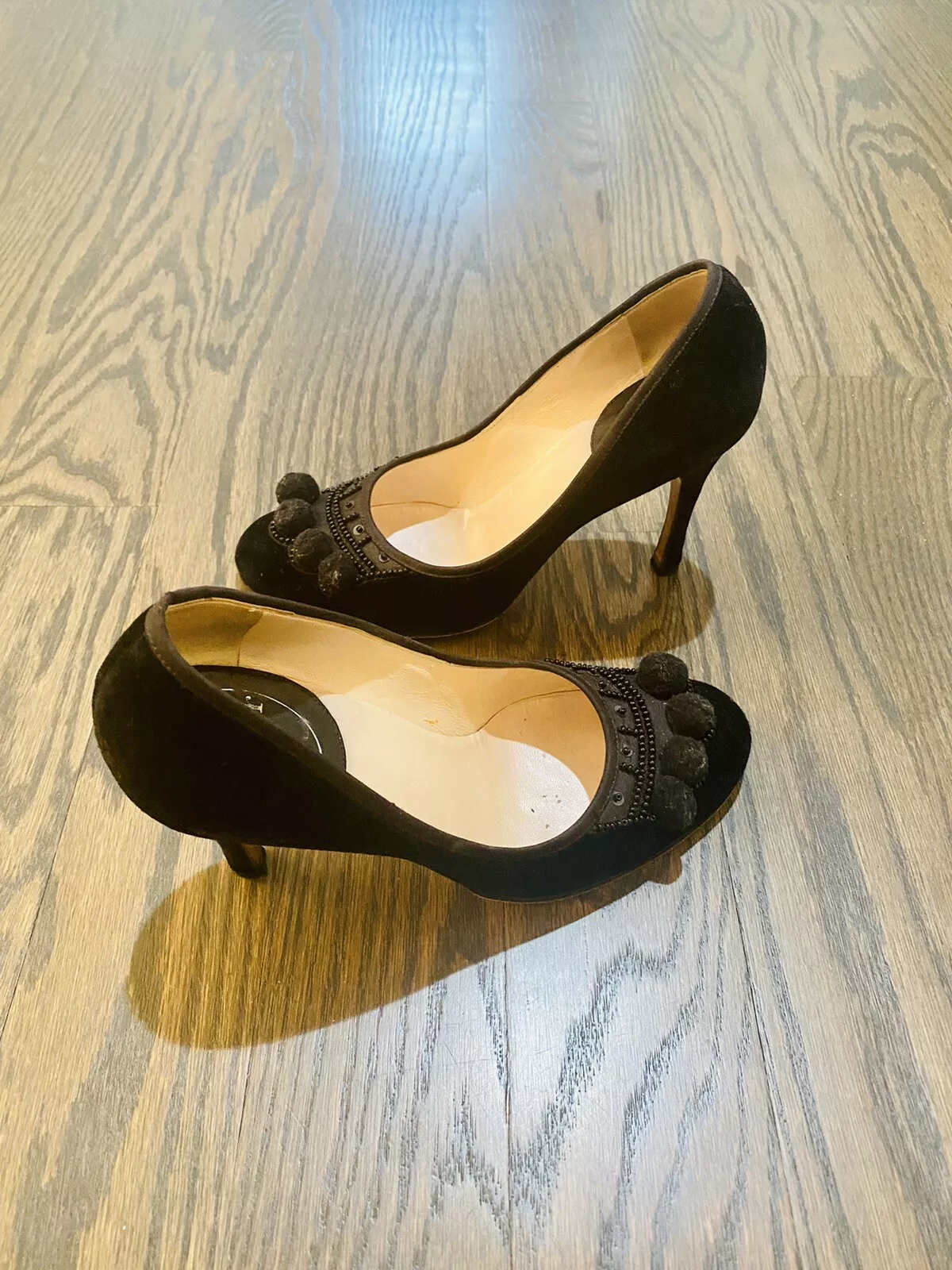 Escarpins à talons hauts Dior. Velours noir avec pom pom poms. Magnifique.
