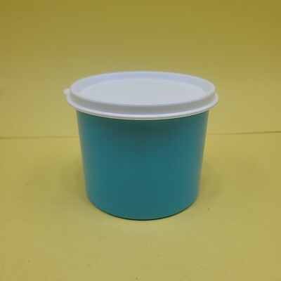 Tupperware 3 1/2'' Tall Blue Round Container 4623B-3 With Lid