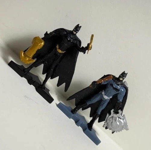 "DOS figuras Hot Wheels Batman DC miniatura Caballero Oscuro y Batman Comienza 1,5""" Foto 3 de 4