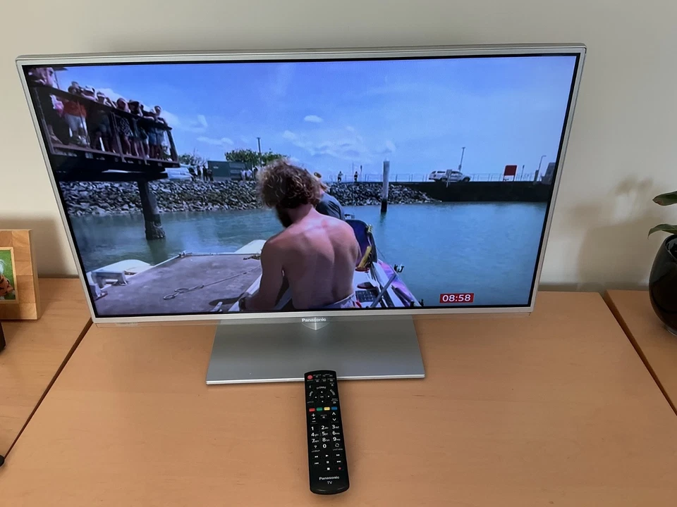 PANASONIC VIERA SMART 32in TELEVISION - Image 2 of 3