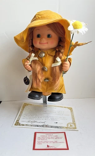 UNDERCOVER Bambola vintage 1991 BRINN'S sotto copertura per bambini aprile con impermeabile e margherita