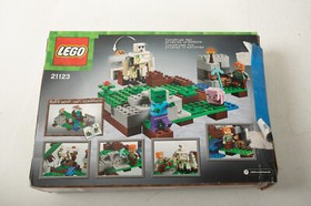 Lego Minecraft (A2R) 21123 The Iron Golem (JSF6) Over 200Pcs Parts Incomplete